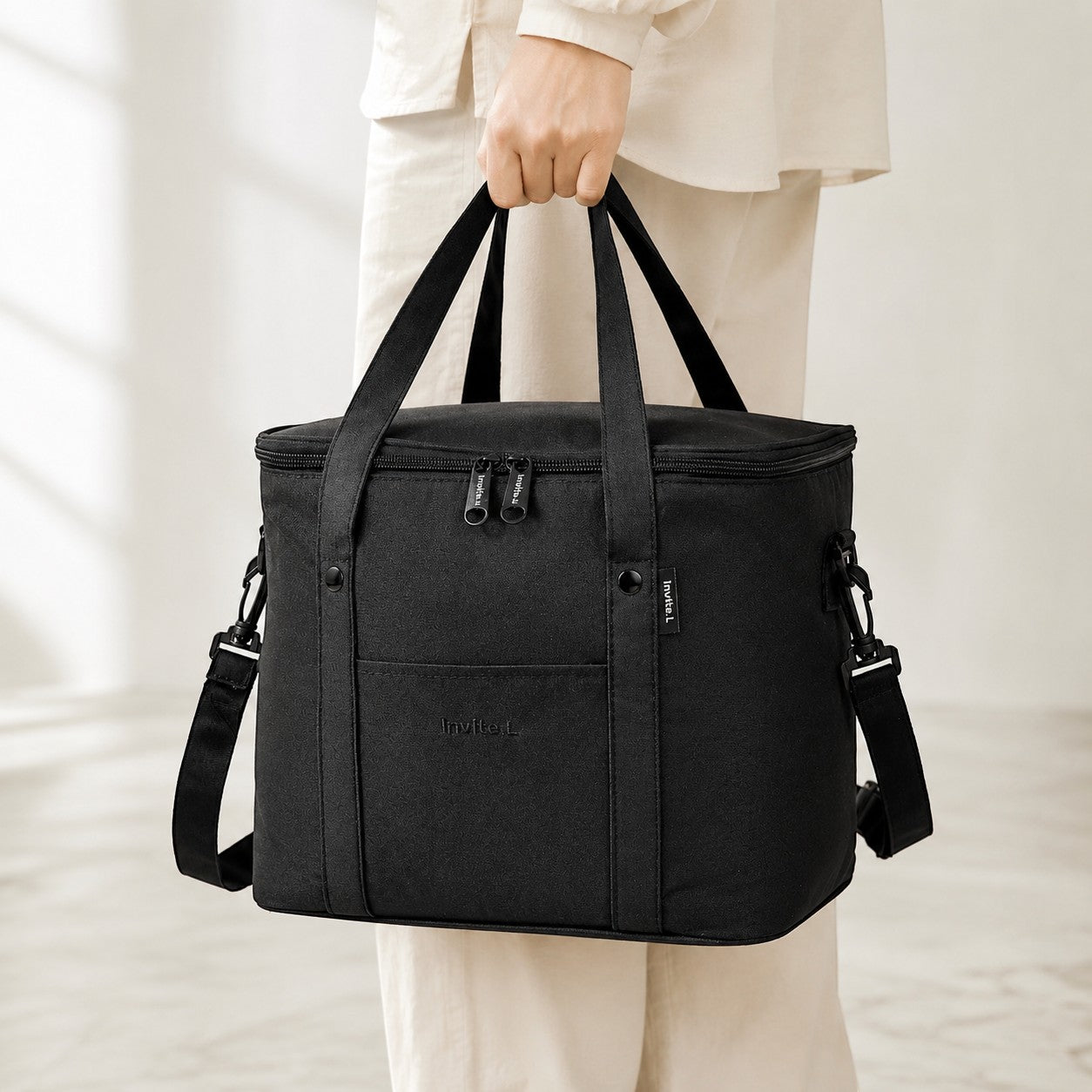 Sac repas isotherme noir Univers Isotherme avec bandoulière réglable et poignées, idéal pour le bureau Image